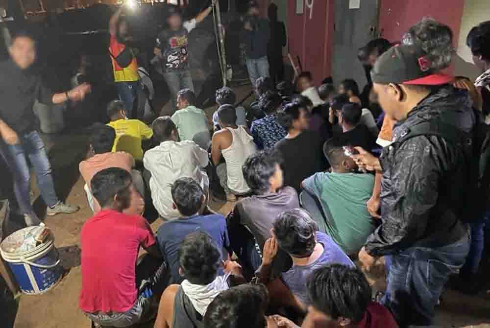 PATI yang ditahan dihantar ke Depot Imigresen Lenggeng untuk siasatan lanjut.
Foto JIMNS