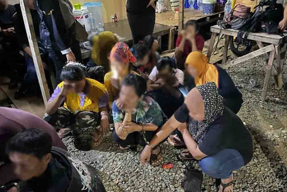 Seramai 80 PATI berusia 18 hingga 63 tahun ditahan atas pelbagai kesalahan di bawah Seksyen 6(1)(c) Akta Imigresen. Foto JIMNS
