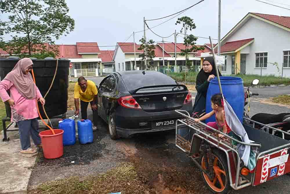 JERTIH, 5 Jan -- Penduduk, Fatin Khalida Mohd Suvki, 35 (kiri) dan Awang Manaf, 69 (dua kiri) menadah air daripada tangki statik SATU untuk kegunaan harian selepas berlaku gangguan bekalan air ketika tinjauan di Taman Koperat Putera, Bukit Keluang, hari ini.
Ribuan penduduk di 11 kampung sekitar Kuala Besut mengalami gangguan bekalan air tidak berjadual yang dijangka berlarutan selama 21 hari, bermula isnin lepas.
Syarikat Air Terengganu Sdn Bhd (SATU) memaklumkan, gangguan bekalan membabitkan Tangki Air Bukit Keluang itu menjejaskan 2,670 akaun pengguna.
Menurutnya, ia berpunca daripada kebocoran paip bersaiz 600 milimeter (mm) di dasar Sungai Besut berhampiran Jambatan Kampung Lampu.
--fotoBERNAMA (2024) HAK CIPTA TERPELIHARA