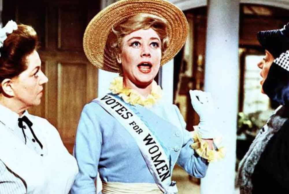 Sepanjang kariernya selama 60 tahun, Johns telah terlibat dalam berpuluh-puluh filem namun peranannya dalam 'Mary Poppins' sebagai Winifred Banks adalah yang paling diingati. - Foto Entertainment Weekly