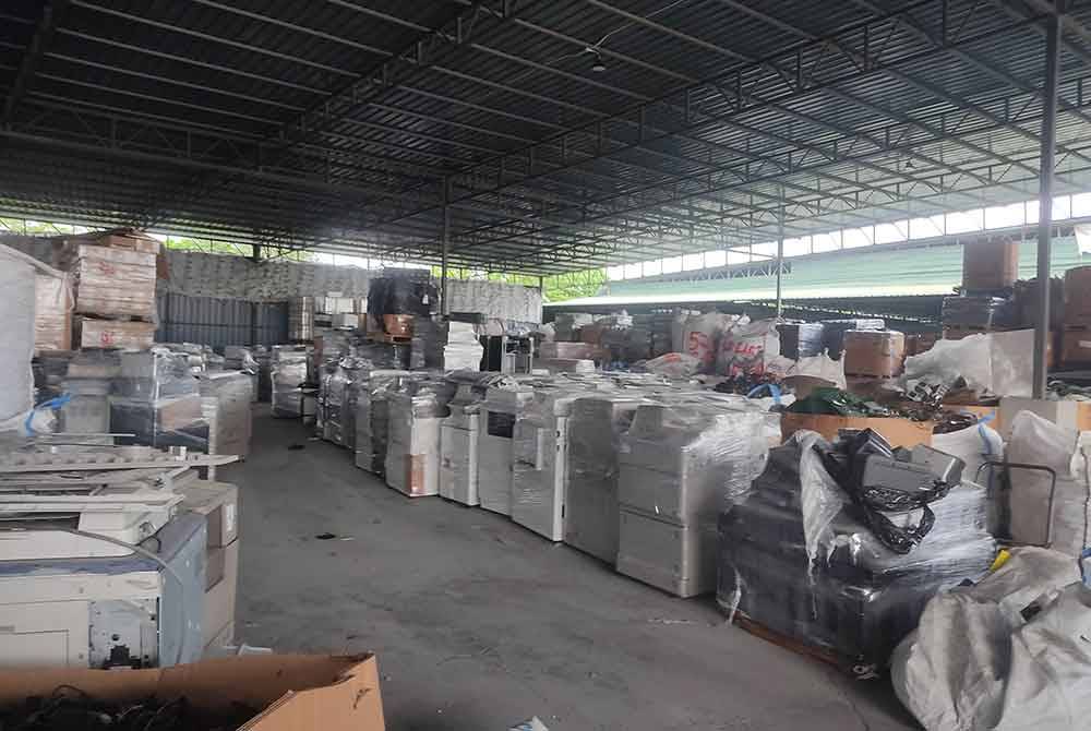 Antara alatan elektronik terpakai yang dikitar semula di sebuah kilang di Kampung Jalan Kebun, Klang.