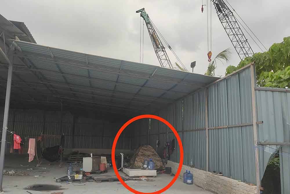 Sebuah khemah kecil dipercayai dijadikan sebagai tempat tinggal pekerja asing di sebuah kilang di Kampung Jalan Kebun, Klang.