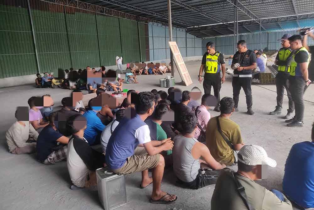 Polis menjalankan pemeriksaan setiap tangkapan di sebuah kilang kitar semula barang elektronik di Kampung Jalan Kebun, Klang, pada Jumaat.