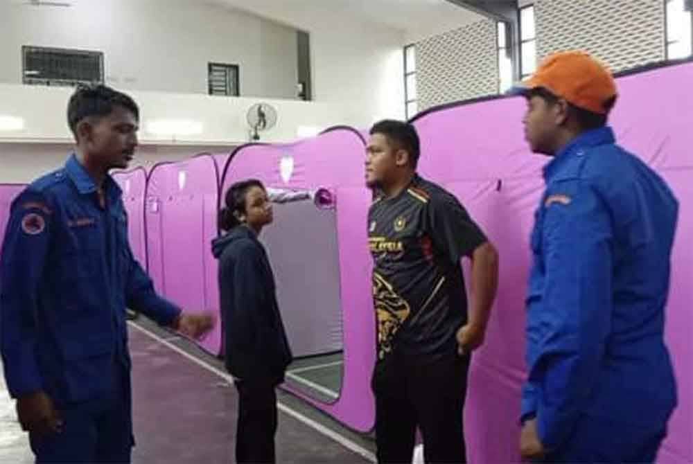 Anggota APM Kluang meninjau keadaan mangsa banjir di PPS Dewan Majlis Perbandaran Kluang, Kahang, Kluang pada Jumaat. Foto ihsan APM