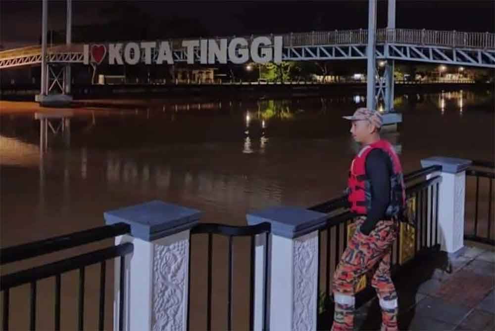 Keadaan paras air sungai bandar Kota Tinggi hampir melepasi paras bahaya pada malam Jumaat. Foto ihsan JBPM Johor