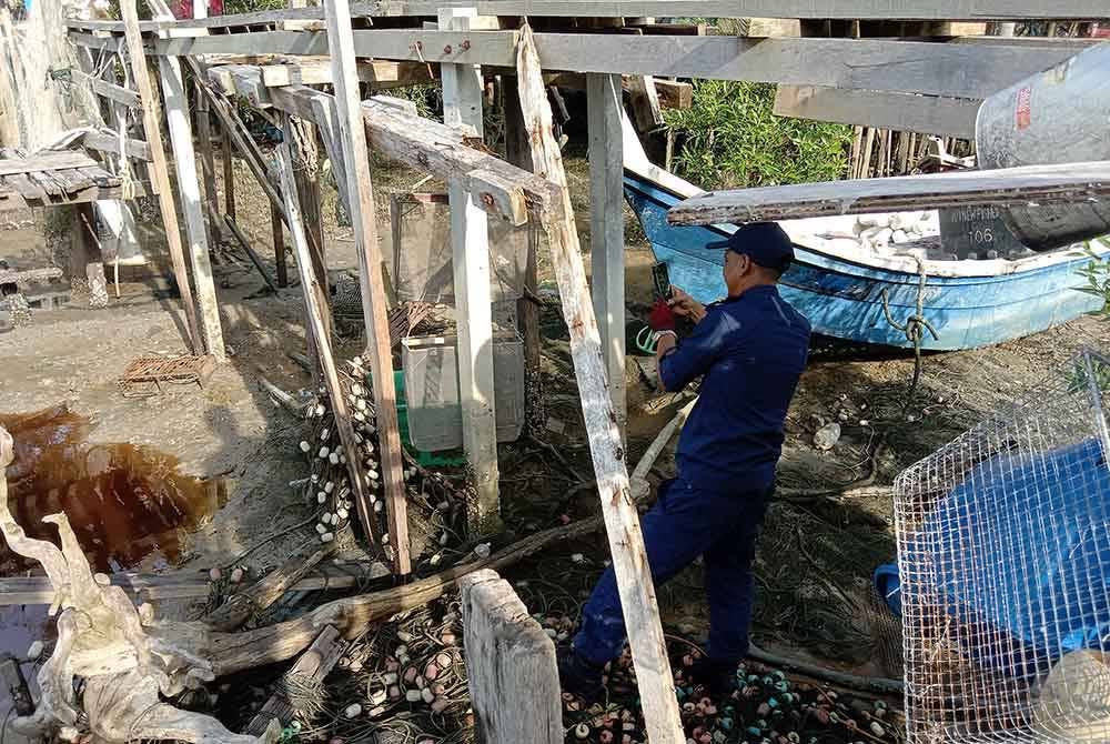 Terdapat peralatan yang disembunyikan di celah-celah jeti bagi mengaburi mata pihak berkuasa.