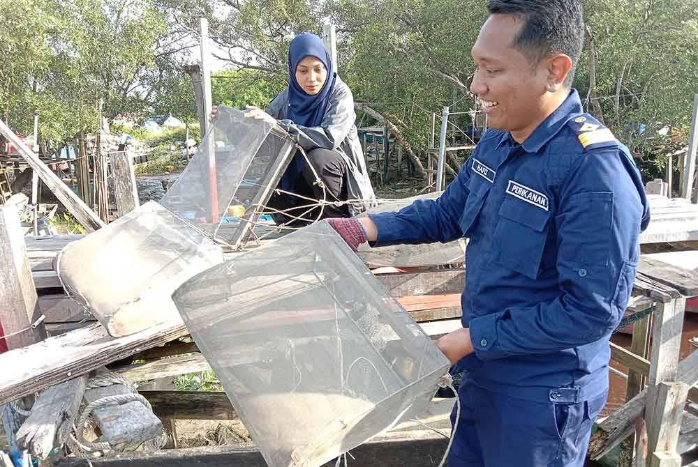 Antara peralatan menangguk kerang yang dirampas.