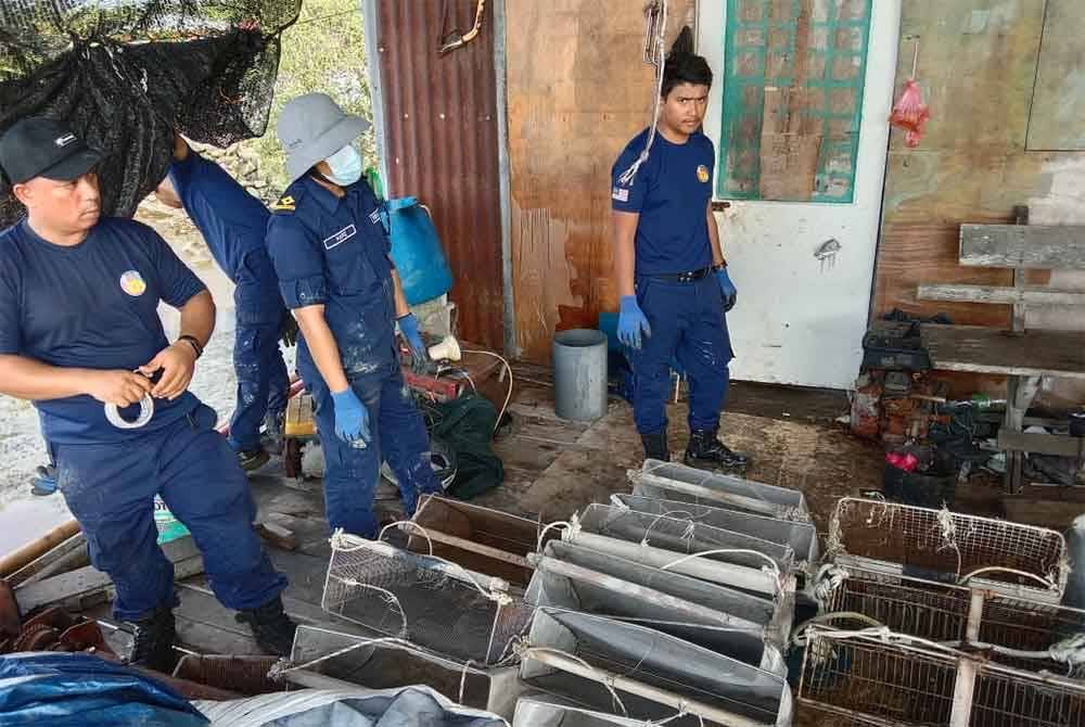 Terdapat peralatan disembunyikan dalam stor di jeti yang diserbu namun berjaya dikesan pihak berkuasa sebelum tindakan rampasan dijalankan.