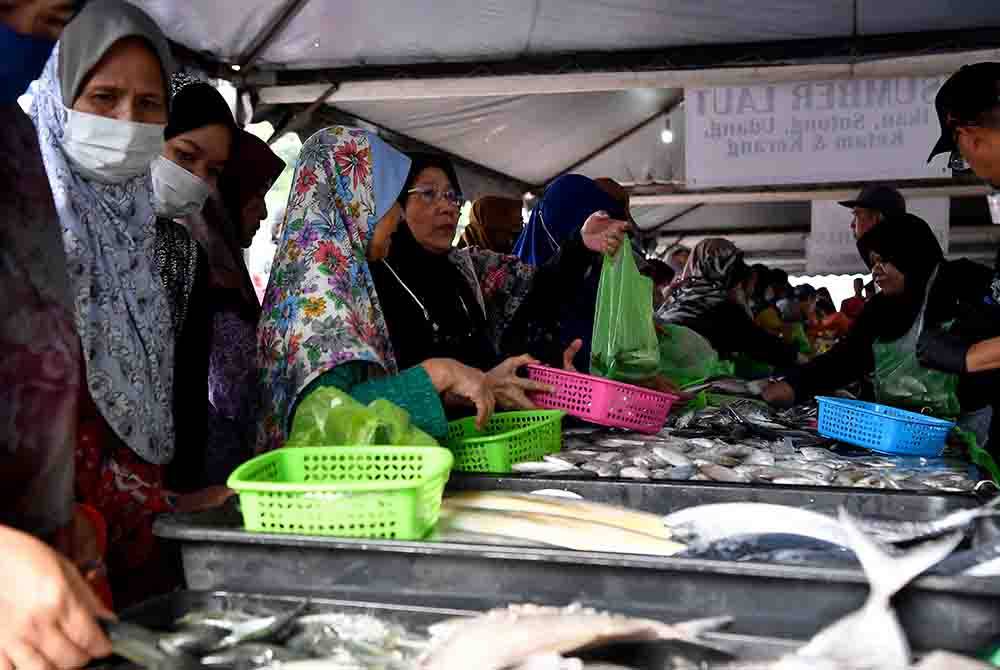 Orang ramai tidak melepaskan peluang beratur untuk membeli barangan keperluan harian pada Jualan Termurah "Khidmat Demi Rakyat" anjuran Pusat Khidmat Ahli Parlimen Lembah Pantai di Tapak Parkir Projek Perumahan Rakyat (PPR) Kerinchi, pada Sabtu. Foto Bernama