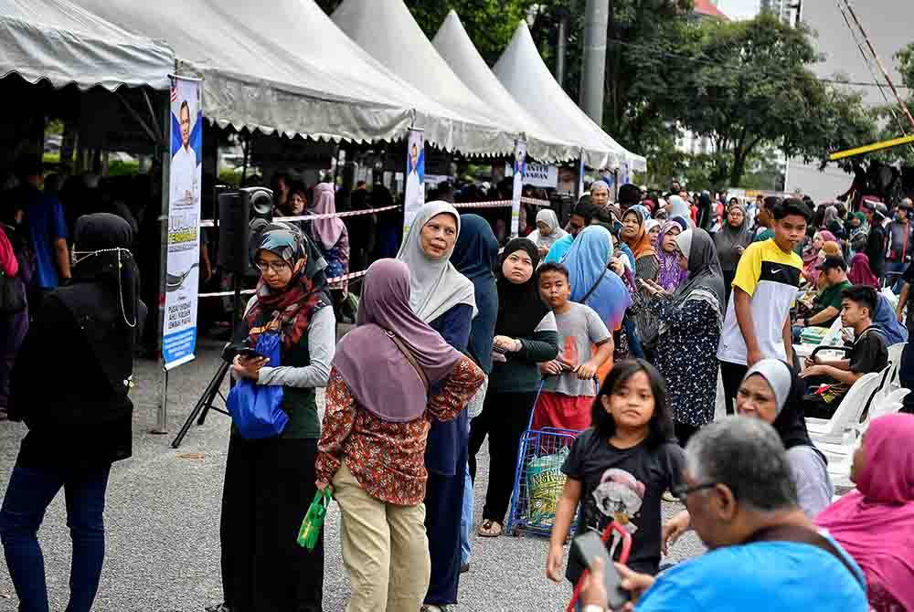 Seawal jam 7.30 pagi, orang ramai sudah mula beratur di kawasan berhampiran Projek Perumahan Rakyat (PPR) Kerinchi, iaitu lokasi berlangsungnya program anjuran Pusat Khidmat Ahli Parlimen Lembah Pantai itu. Foto Bernama