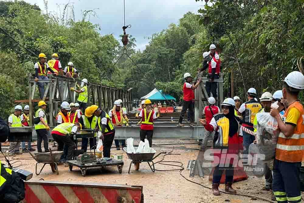 Kerja-kerja pemasangan jambatan panel keluli bermodular di Jalan Dabong - Jeli pada Sabtu.