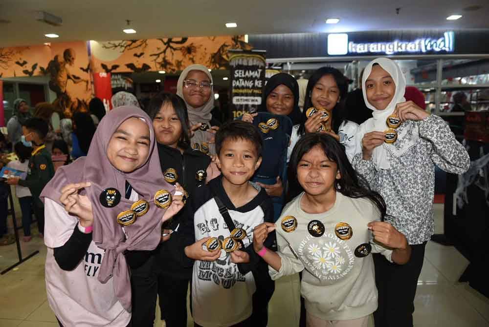 Kanak-kanak yang hadir ke Festival Seram Buku Prima di Kompleks Kumpulan Karangkraf pada Sabtu memasuki rumah hantu sebanyak empat kali dan menerima lencana butang daripada Grup Buku sebagai penghargaan.