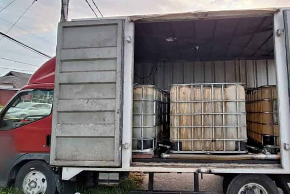 Lori jenis bonded bersama tangki berisi cecair dipercayai minyak diesel bersubsidi disita selepas KPDN Cawangan Kuala Kangsar berjaya menumpaskan sindiket penyelewengan diesel bersubsidi. FOTO KPDN Perak.