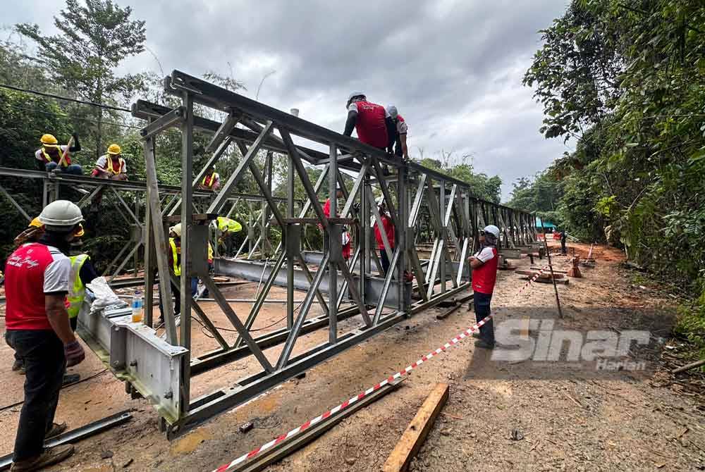 Pemasangan jambatan panel keluli bermodular sementara bagi kegunaan pengguna di Jalan Dabong-Jeli.