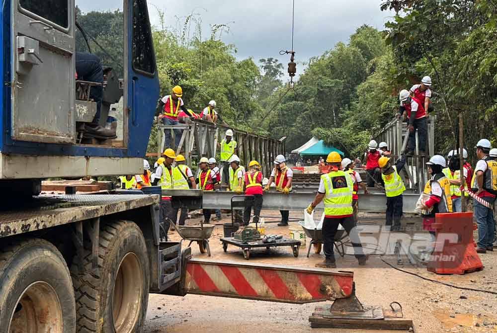 Kerja-kerja giat pemasangan jambatan sementara giat dilakukan di Jalan Dabong-Jeli.