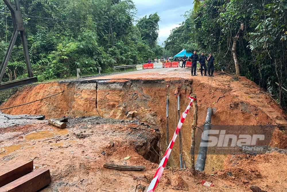 Jalan Dabong-Jeli berhampiran Kampung Kubur Datu yang runtuh pada Isnin lalu.