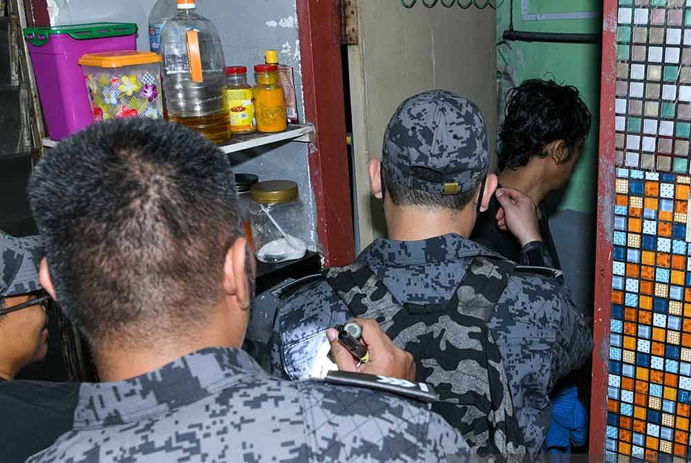 Imigresen melakukan operasi PATI di Pangsapuri Seri Cempaka di Rawang susulan aduan awam berhubung warga asing yang disyaki tinggal di kawasan perumahan tersebut tanpa memiliki pas dan dokumen pengenalan diri yang sah.