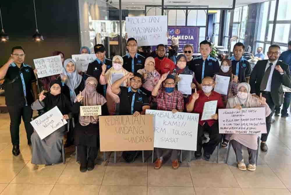 Hishamuddin (tiga dari kiri) bersama mangsa yang tampil mendakwa menjadi mangsa pelaburan sebuah koperasi di Kelantan.