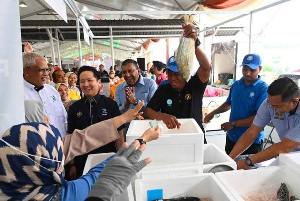 Pengunjung beratur untuk mendapatkan hasil ikan segar. FOTO KPKM