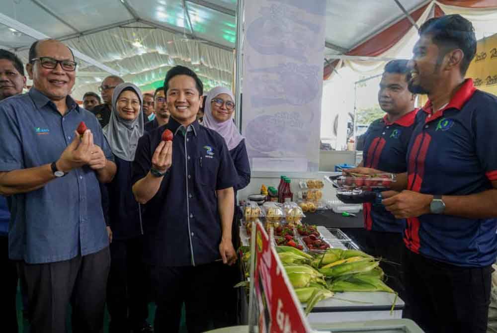 Arthur bergambar dengan hasil tanaman dari Cameron Highland dalam sesi bersama usahawan. FOTO KPKM