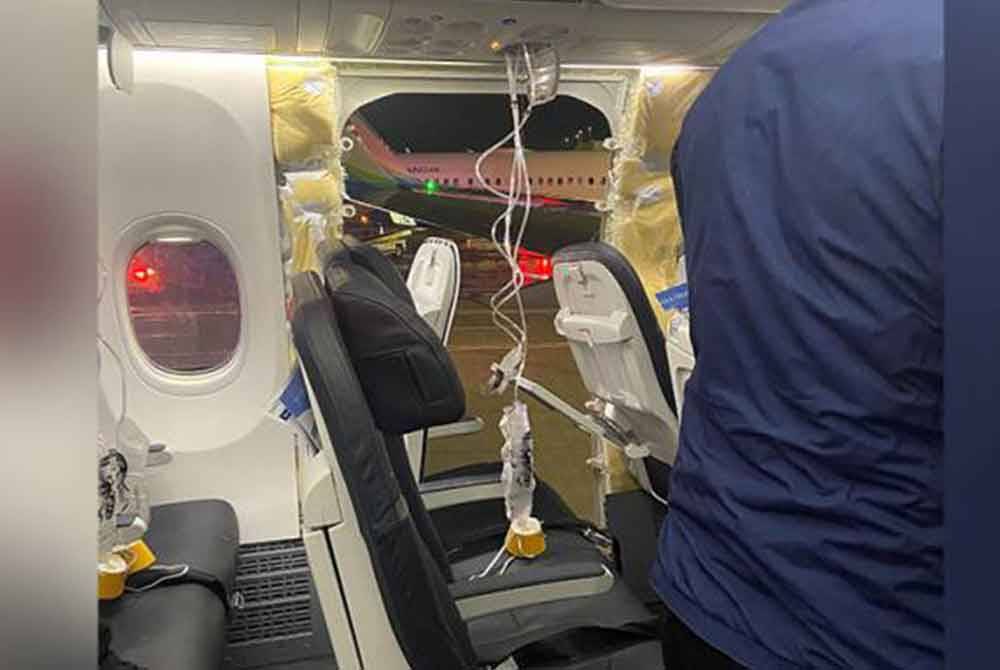 Kejadian berlaku selepas penumpang mengadu panel tingkap pesawat berkenaan tercabut dipercayai selepas berdepan masalah tekanan. - Foto Reuters