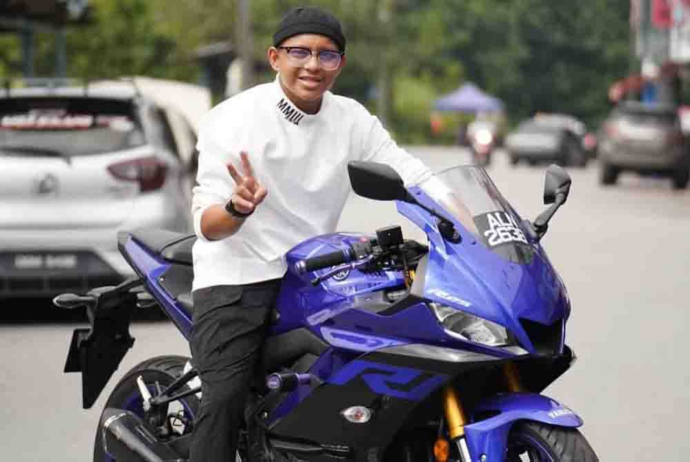 Adib bergaya disamping motosikal idaman Yamaha R25. Foto Facebook Boss James