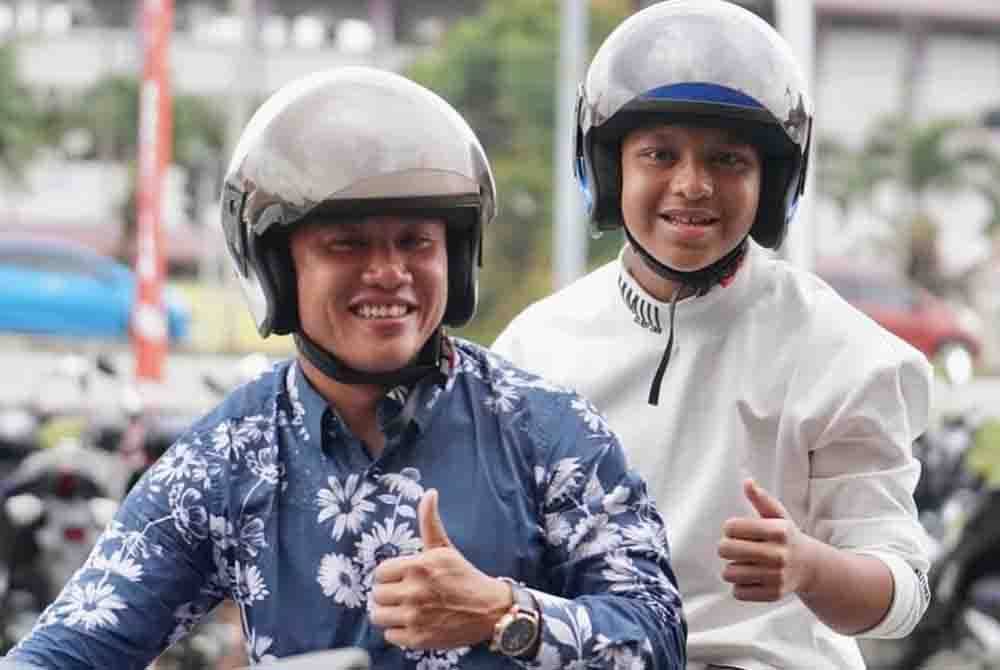 Adib (belakang) merasai pengalaman menaiki Yamaha R25 ditunggangi James. Foto Facebook Boss James