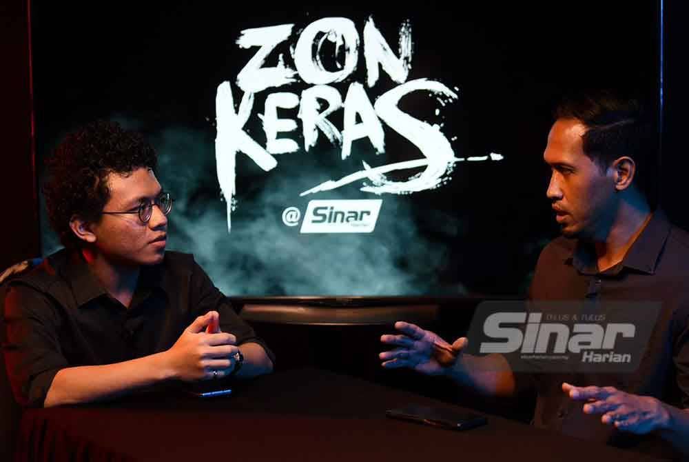 Mohd Ridzuan (kanan) ketika berkongsi pengalaman seram di Zon Keras Sinar Harian sempena Festival Seram Buku Prima di Kompleks Kumpulan Karangkraf pada Sabtu. Foto Sinar Harian - MOHD RAFIQ REDZUAN HAMZAH