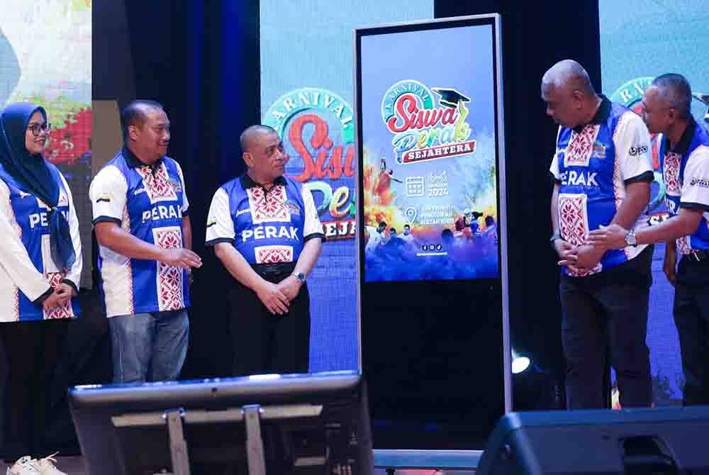 Saarani (tiga dari kiri) merasmikan penutupan Karnival Siswa Perak Sejahtera 2030 yang berlangsung di UPSI pada Sabtu.