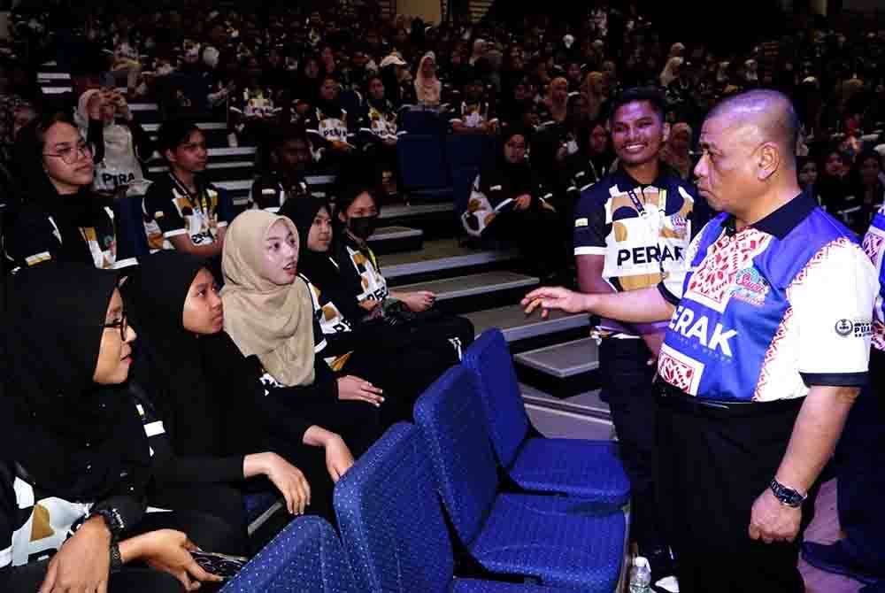Saarani (kanan) beramah mesra dengan mahasiswa yang hadir pada Karnival Siswa Perak Sejahtera 2030 di UPSI, Tanjung Malim.