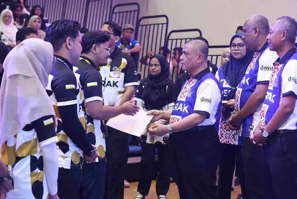 Saarani menyerahkan sijil penyertaaan kepada mahasiswa yang menyertai Karnival Siswa Perak Sejahtera 2030 di UPSI di Tanjung Malim.