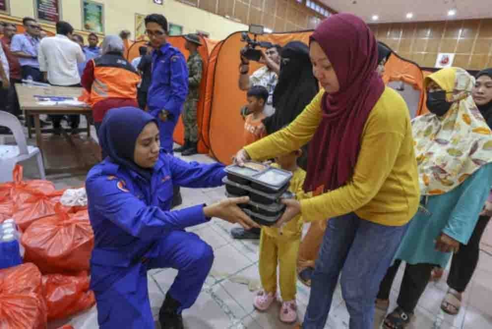 Pemberian makanan bungkus oleh JKM kepada mangsa banjir di PPS hanya diberi pada hari pertama pusat pemindahan itu dibuka. Foto Bernama