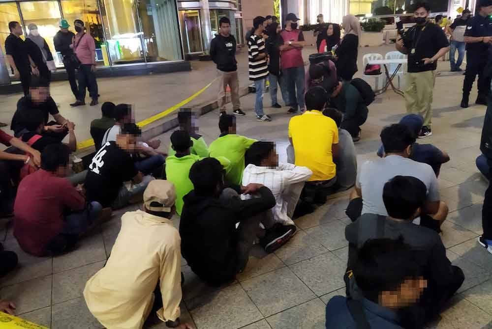 Antara individu yang ditahan untuk pemeriksaan lanjut di menara berkembar KLCC pada Sabtu.
