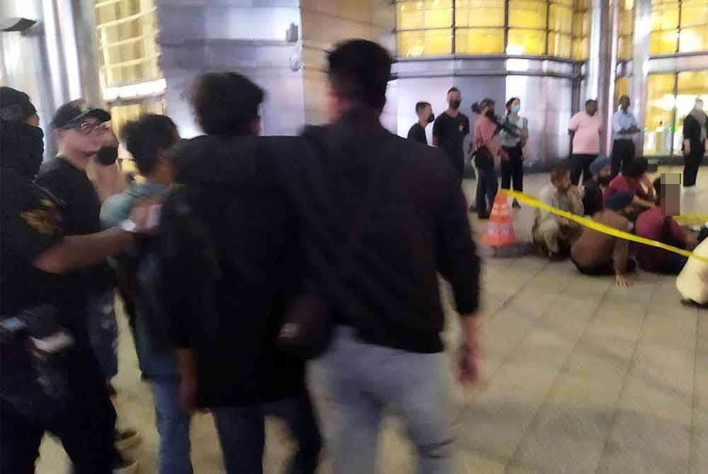 Dua warga asing ditahan untuk pemeriksaan lanjut di menara berkembar KLCC pada Sabtu.