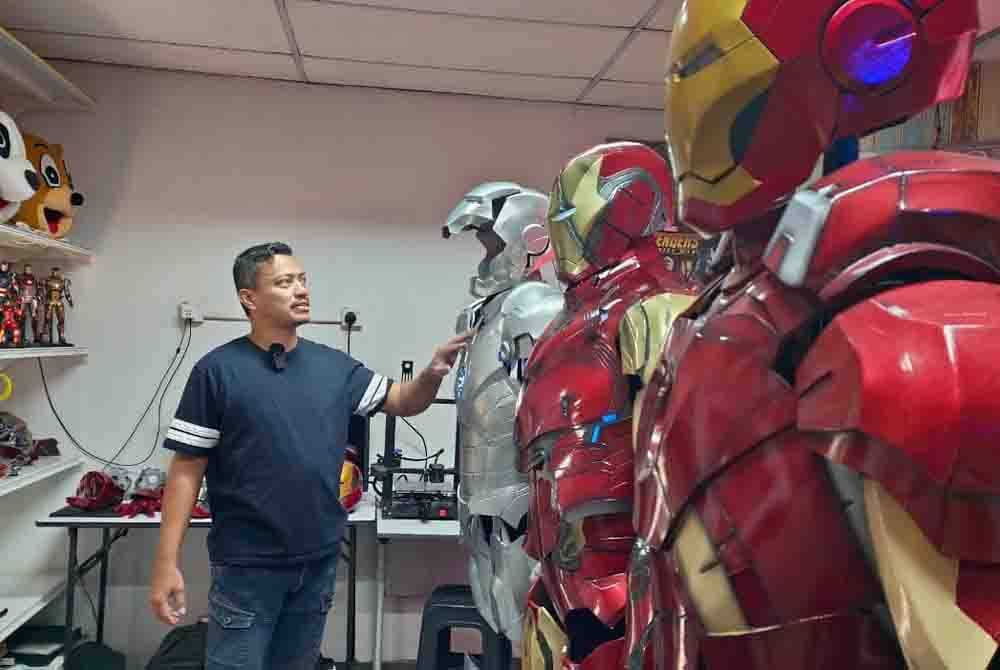 Mohd Rostam melihat koleksi kostum Ironman yang dihasilkan sejak 2018.