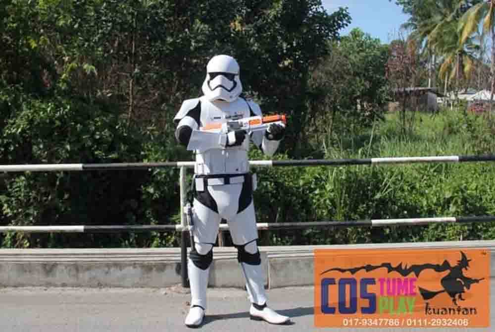 Kostum pertama yang dihasilkan Mohd Rostam.