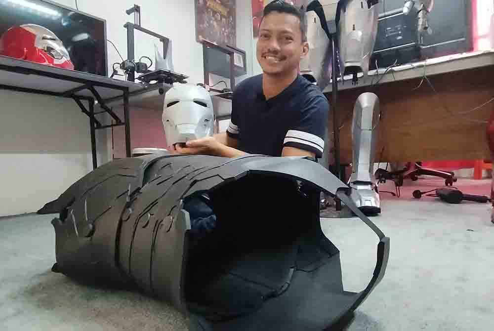 Mohd Rostam menunjukkan kostum Ironman yang ditempah pelanggan.