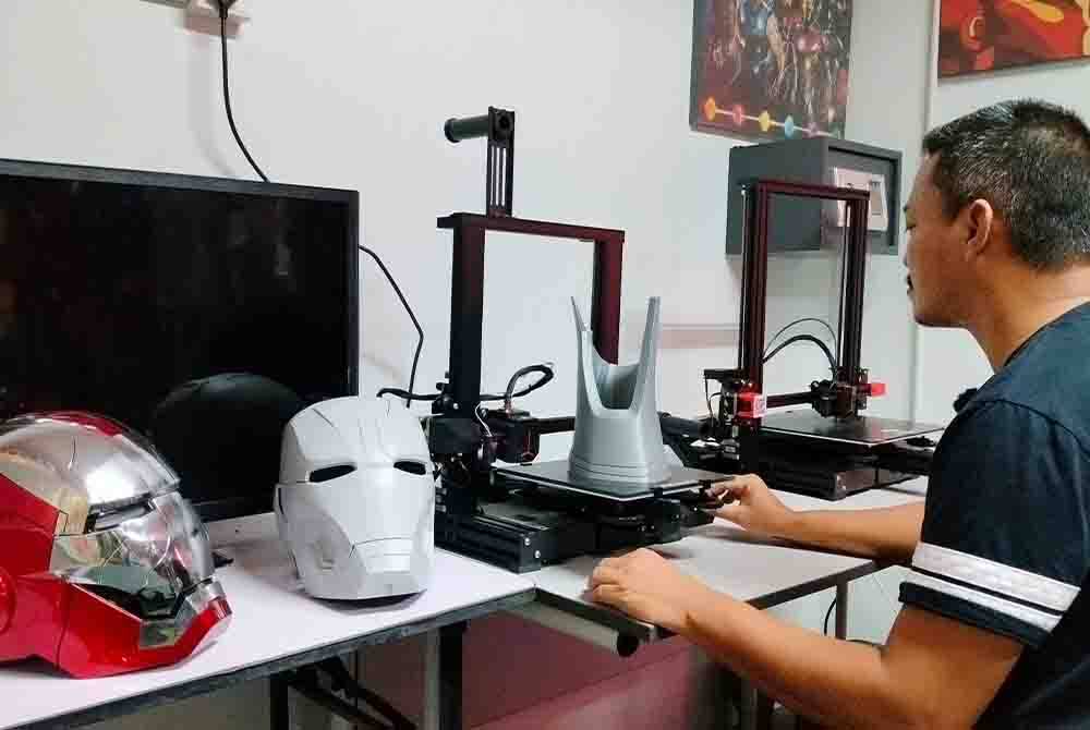 Mohd Rostam menggunakan mesin 3D untuk memastikan kostum Ironman yang dihasilkan lebih kemas.