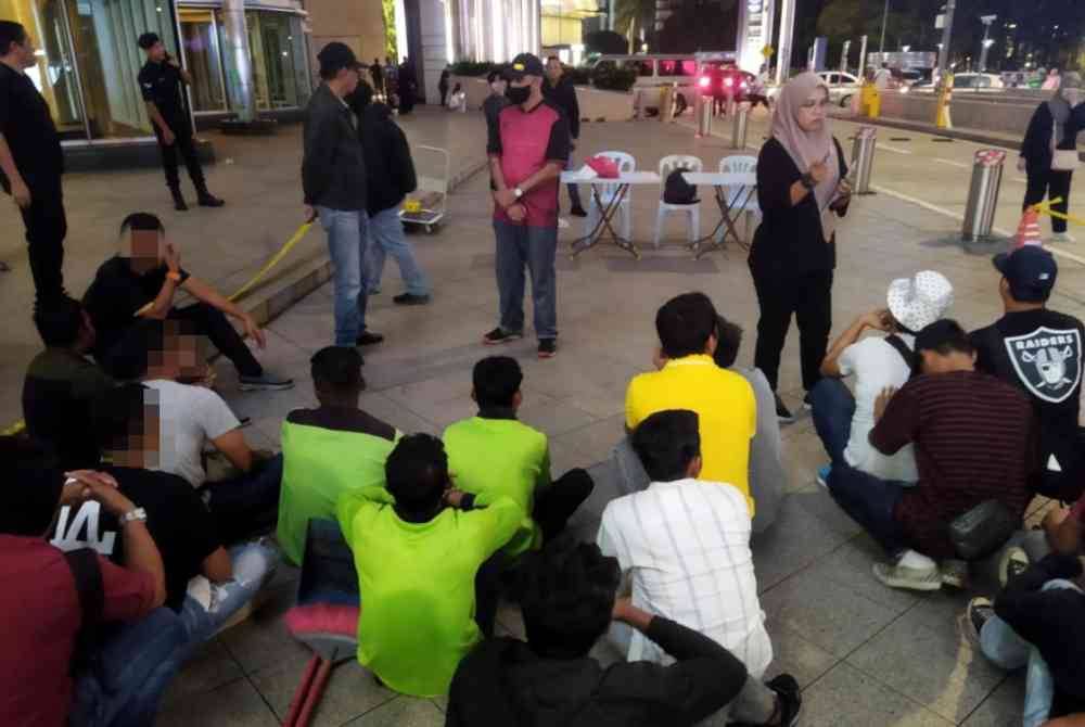 Antara 31 PATI yang ditahan dalang operasi Imigresen di sekitar pusat beli-belah Suria KLCC.