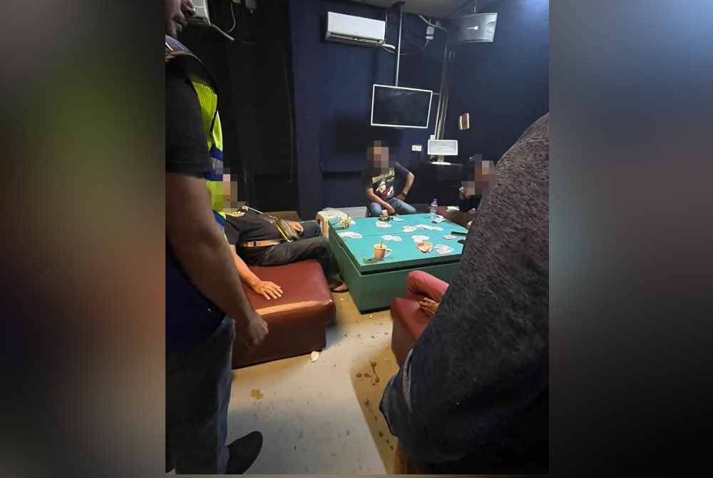 Anggota penguat kuasa JHEAT menyoal mereka yang ditahan dipercayai terlibat aktiviti judi.