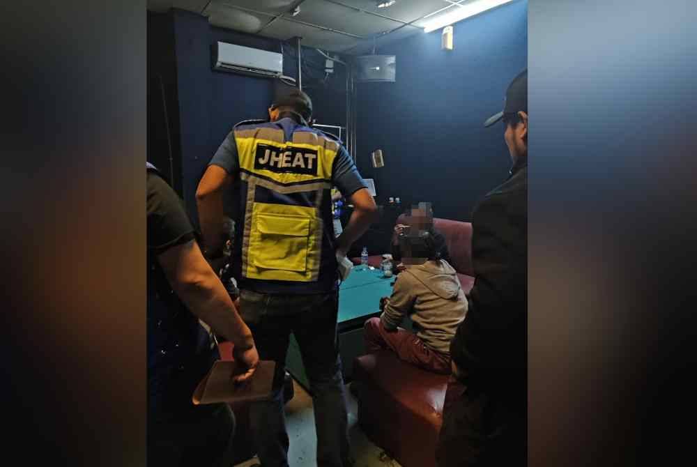 Anggota penguat kuasa JHEAT menyerbu sebuah pusat karaoke di pusat bandar Kuala Terengganu.