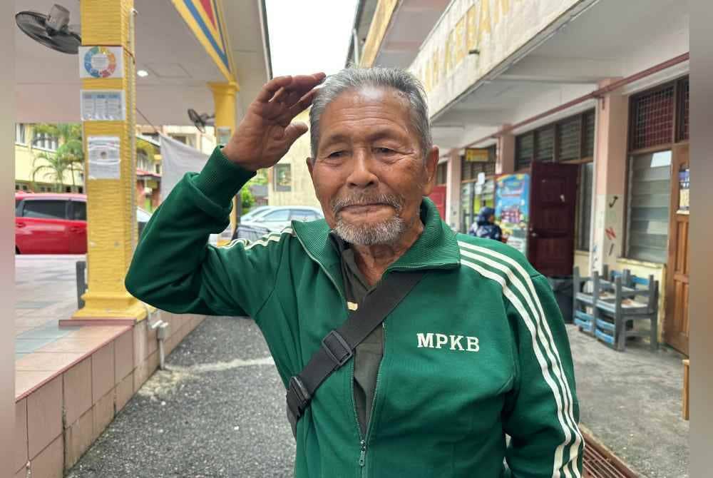 Abdullah memberitahu banjir yang melepasi kepala di rumah kedainya di Kampung Jeli Lama.