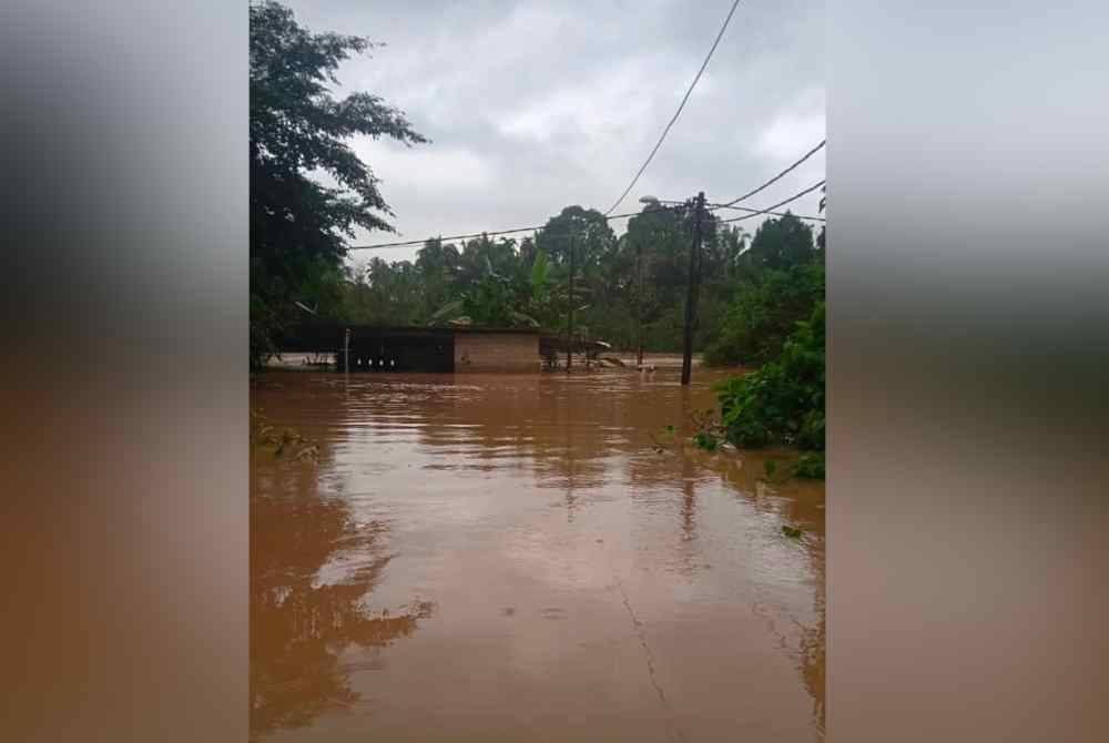 Rumah kedai milik Abdullah yang tenggelam banjir.