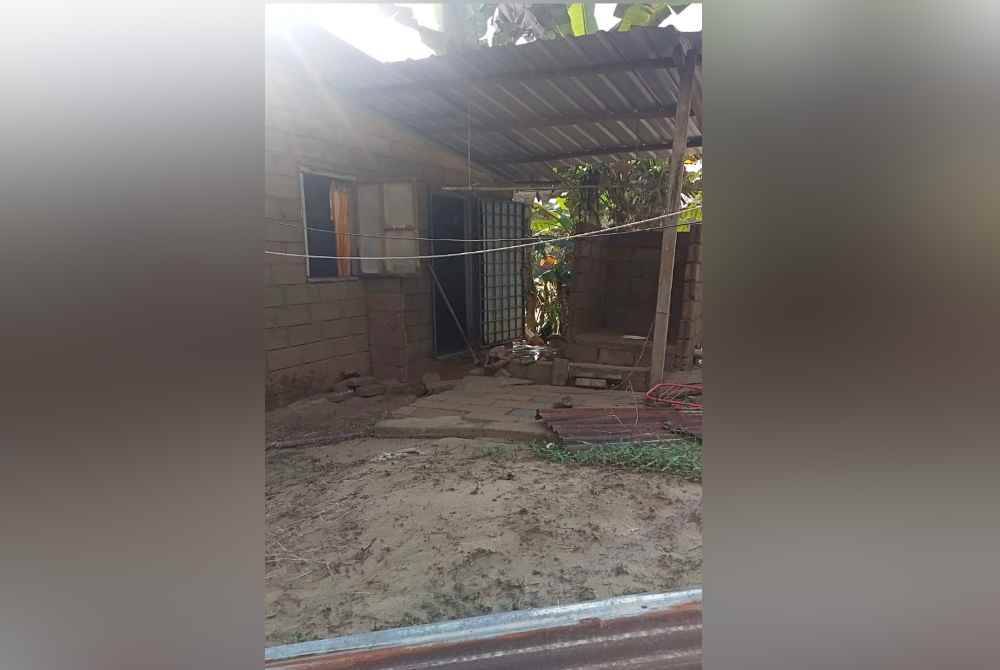 Dinding dapur yang runtuh dibadai arus Sungai Pergau.