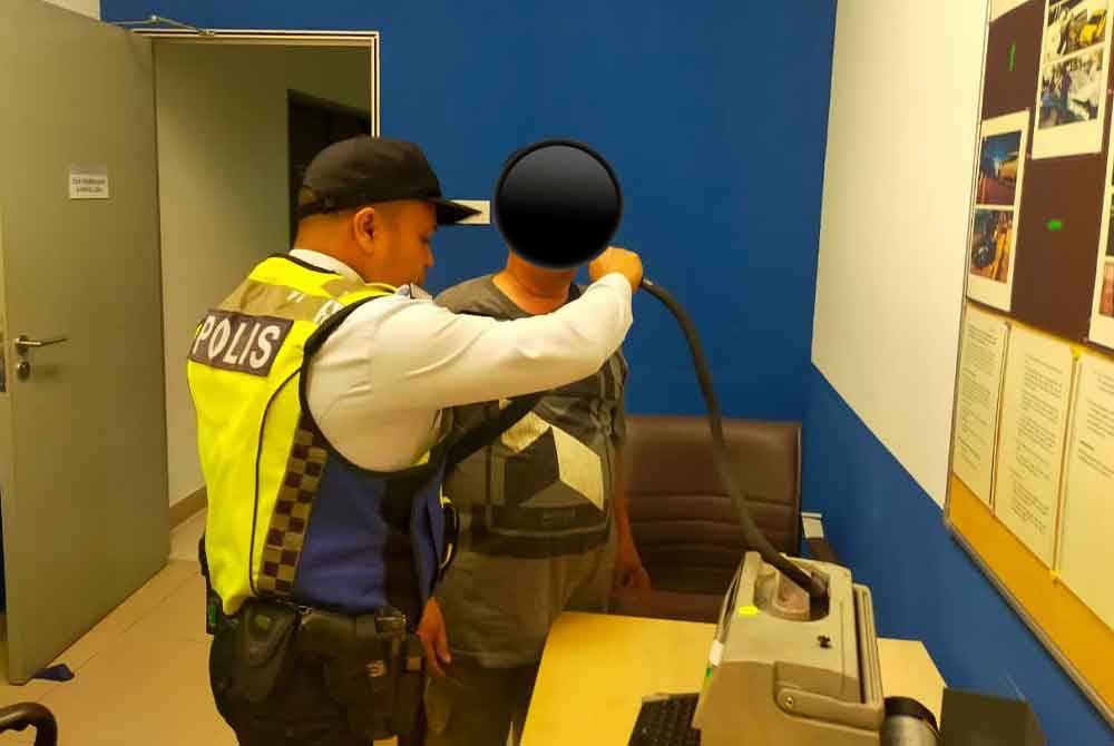 Salah seorang daripada tiga lelaki yang ditahan kerana disyaki memandu di bawah pengaruh alkohol.