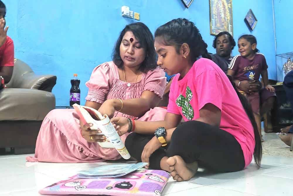 Shivaani tekun belajar dengan ibu saudaranya.