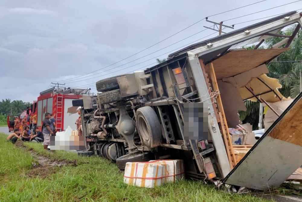 Mangsa maut di lokasi kejadian akibat dihempap perabot ketika menjalankan kerja memindahkan barangan dari sebuah lori ke lori lain dalam kejadian di Jalan Labuk, Batu 17, Sandakan.