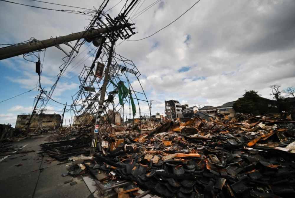 Seorang wanita berusia 90-an berjaya diselamatkan, lima hari selepas gempa bumi kuat melanda Jepun. - Foto AFP