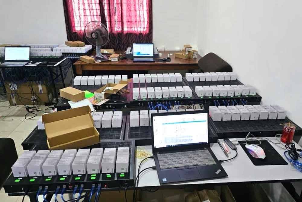 Polis melakukan serbuan di dua premis yang disyaki menjalankan penipuan pendaftaran kad prabayar di Seremban, 3 Januari lalu. Foto Ihsan PDRM