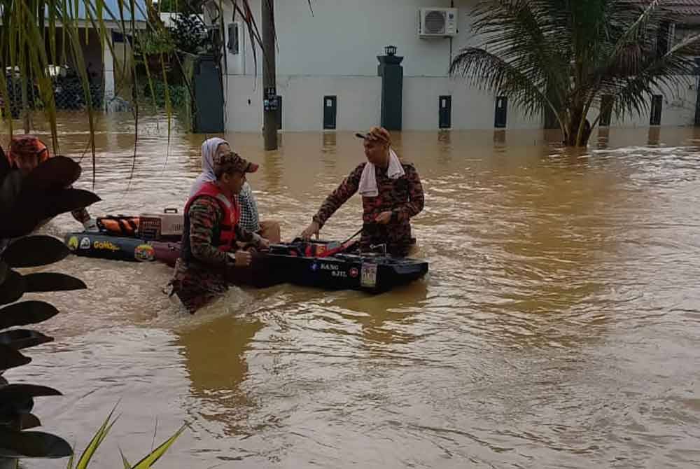 Anggota bomba membantu memindahkan penduduk terjejas akibat banjir di sekitar Johor Bahru. - Foto Bomba